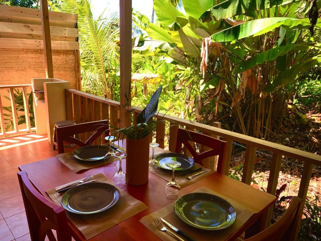 Comedor de Ocean Melody 3 en la terraza con mesa puesta, junto a la zona de parrilla