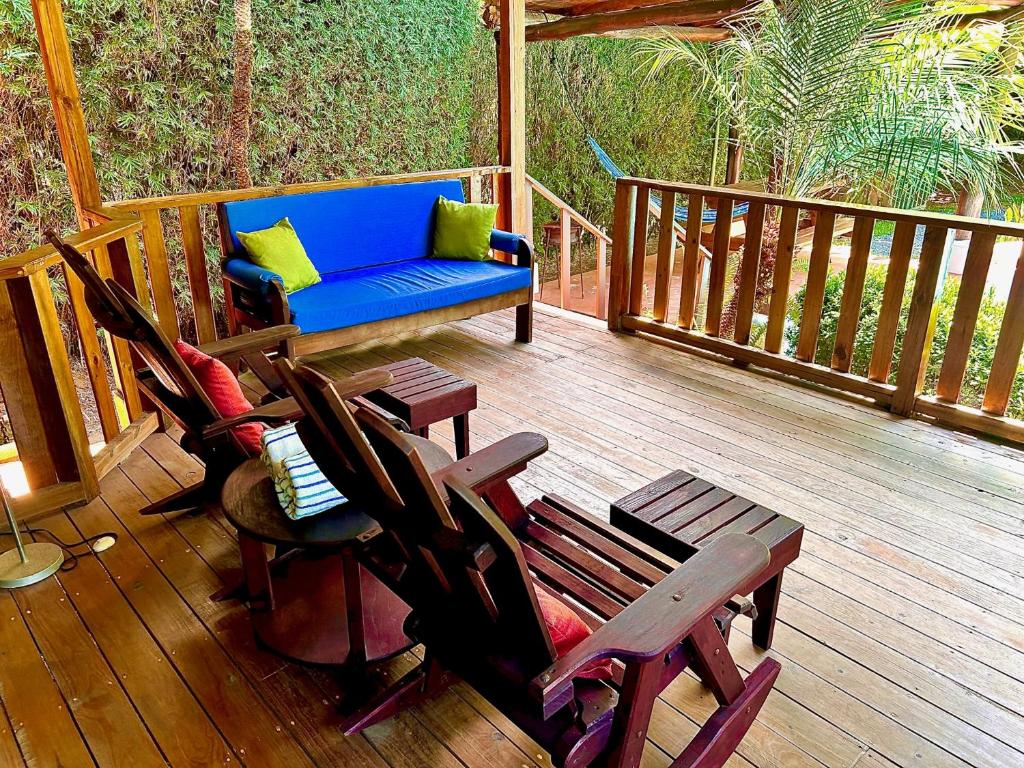 Amplia terraza cubierta de Ocean Melody 1 con sillón y mecedoras