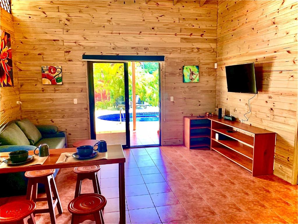 Sala de Ocean Melody 4 con sofá, TV por cable y vista a la piscina
