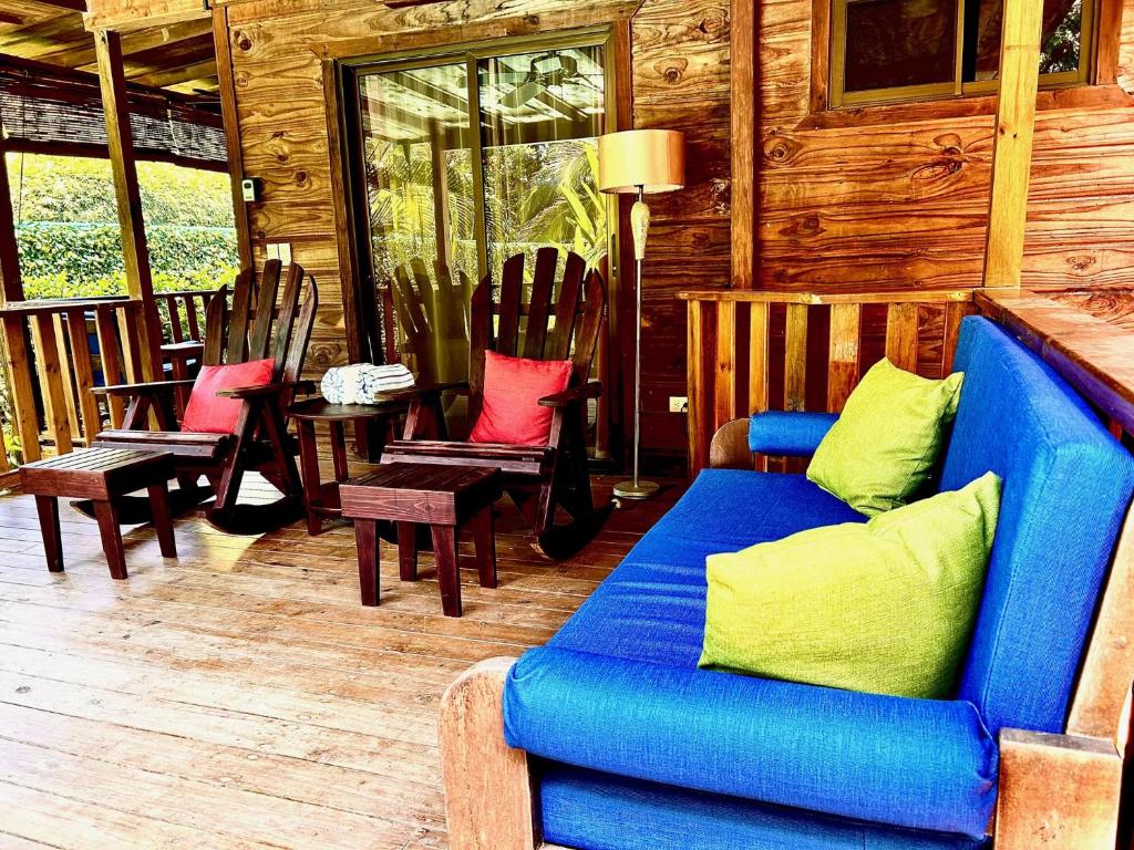 Sala exterior de madera de Ocean Melody 1 con sofá azul