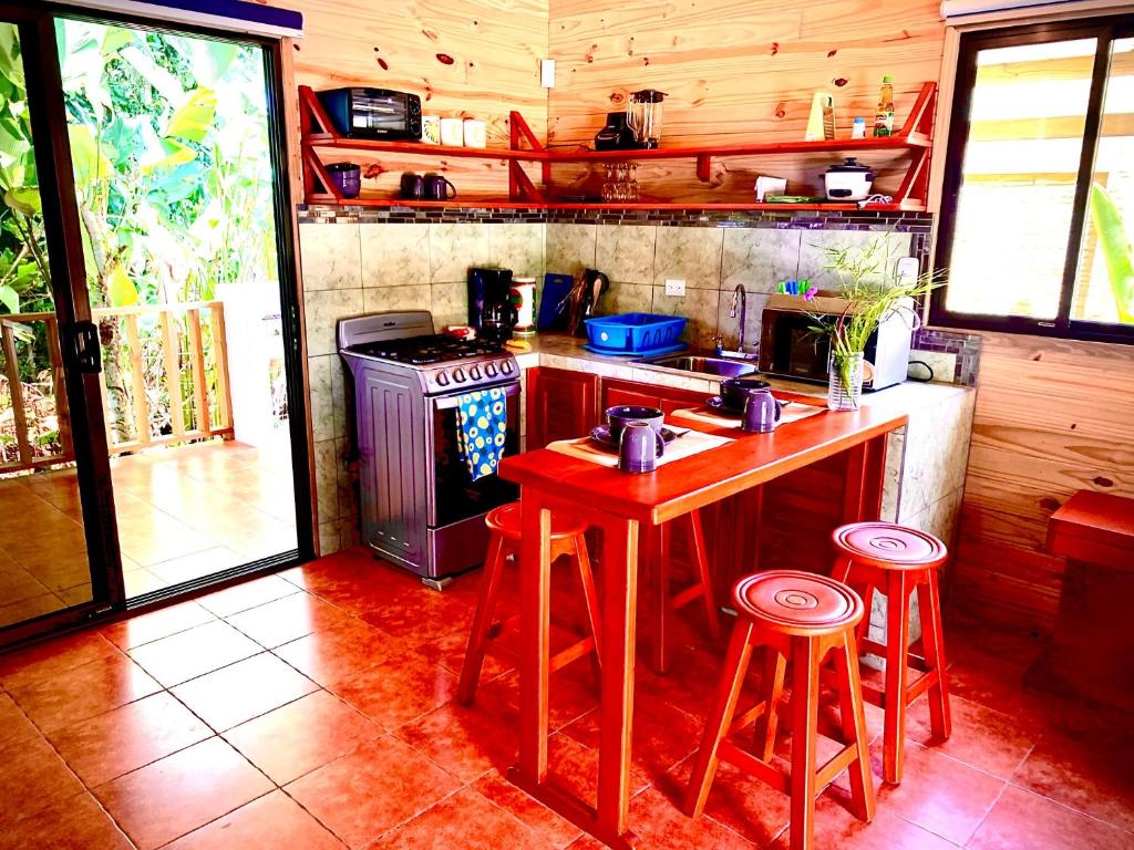 Cocina de Ocean Melody 4 con comedor de barra y taburetes de madera