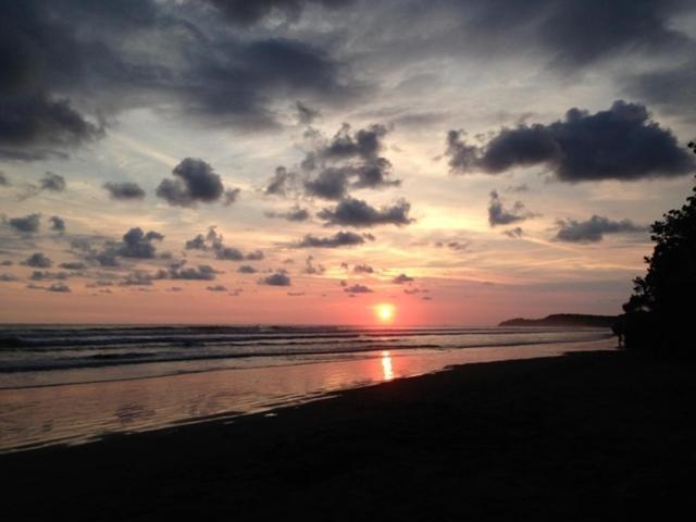 Atardecer sobre la playa en Uvita, Costa Rica / Sunset over the beach in Uvita, Costa Rica