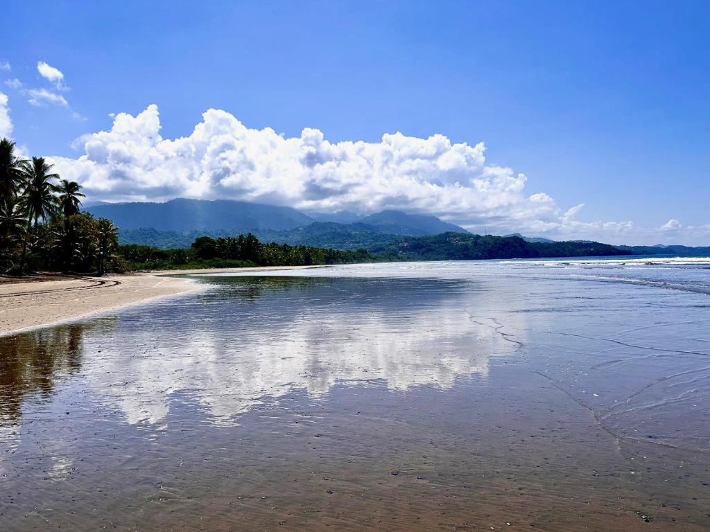 Costa de Uvita, Costa Rica: montañas verdes y nubes reflejadas en la marea baja / Uvita coastline, Costa Rica: green mountains and clouds reflected at low tide