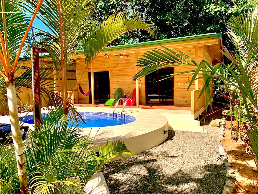 Casa de madera de Ocean Melody 4 con piscina privada entre plantas tropicales